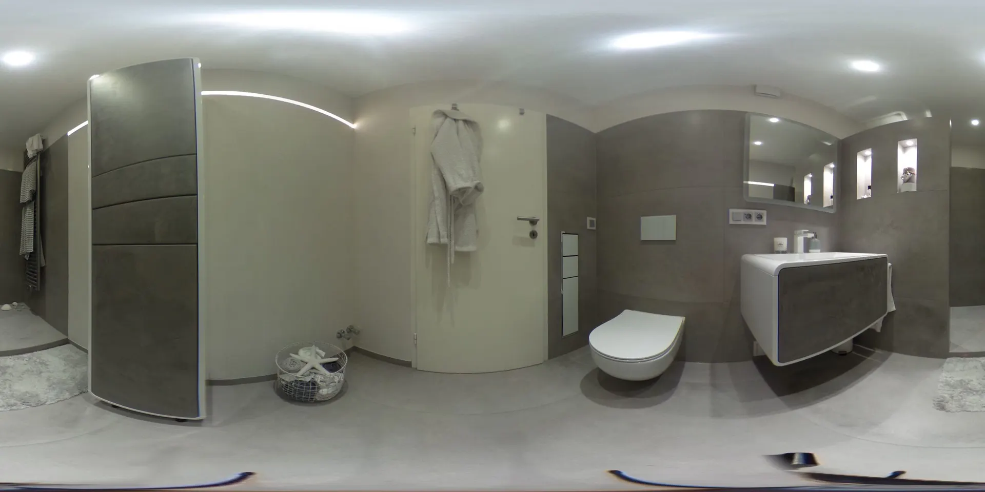 Komplett saniertes Badezimmer mit ebenerdiger Dusche