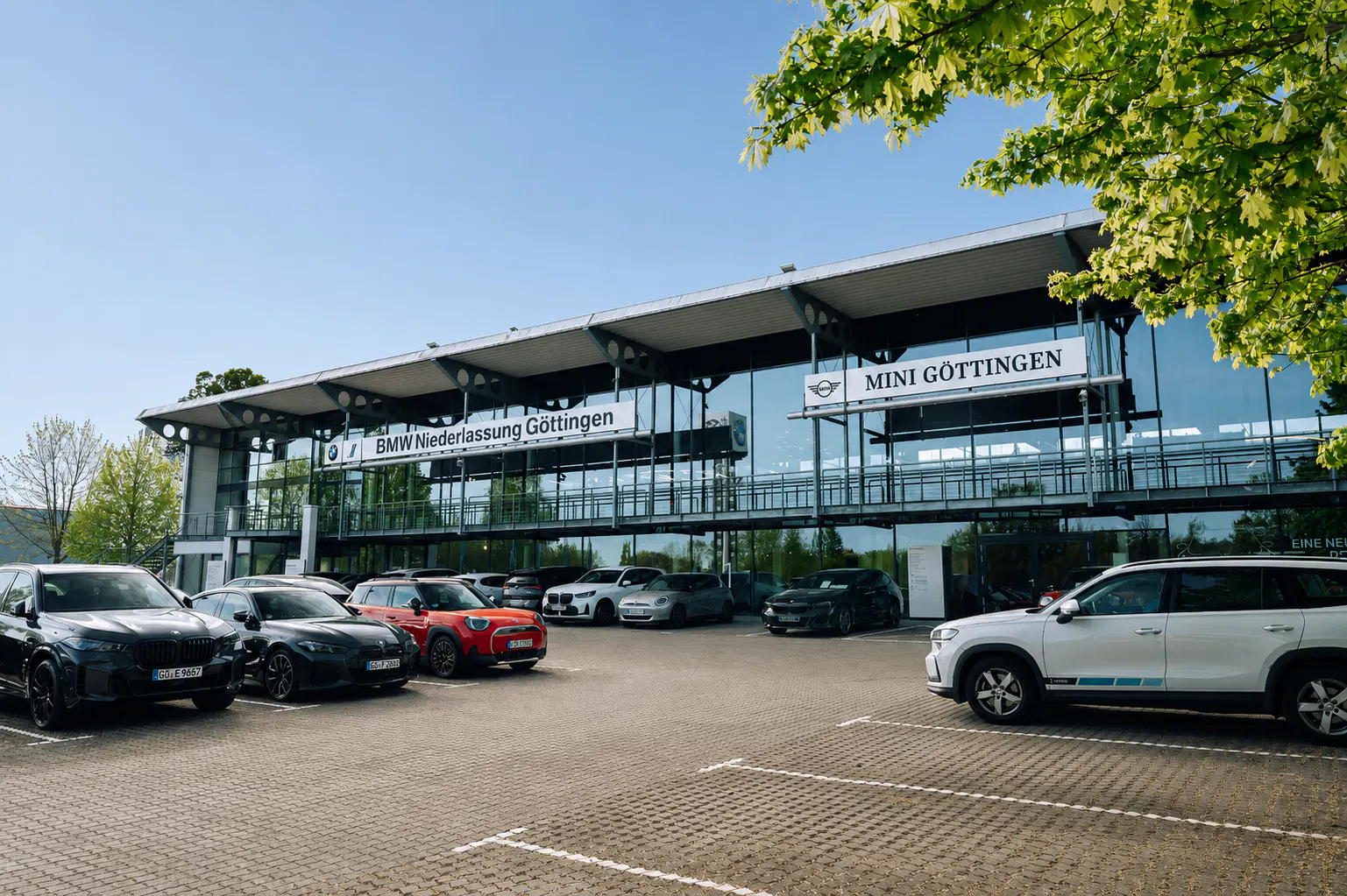 Außenansicht eines BMW Autohauses in Göttingen