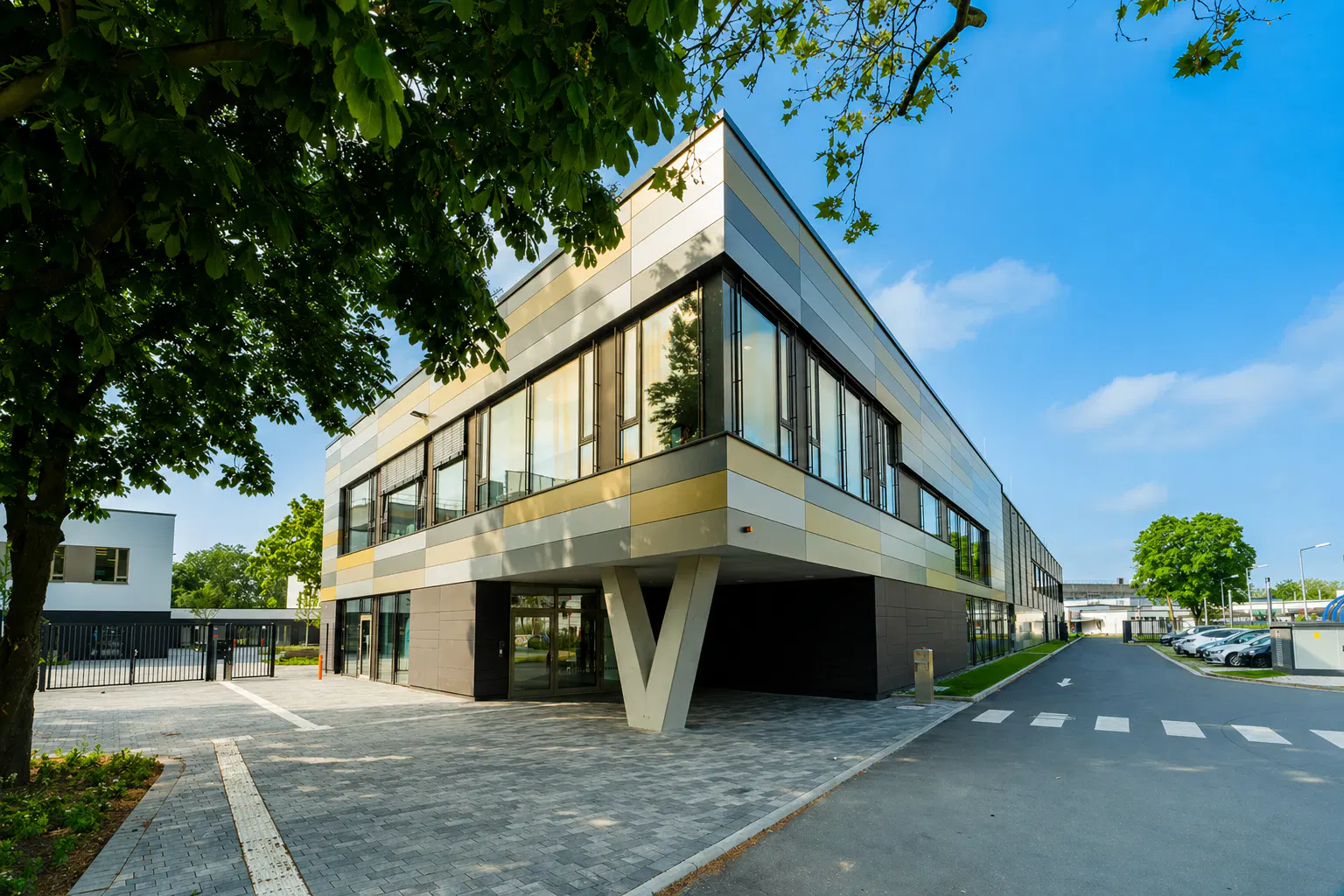 Außenansicht eines modernen Büro- und Verwaltungsgebäudes